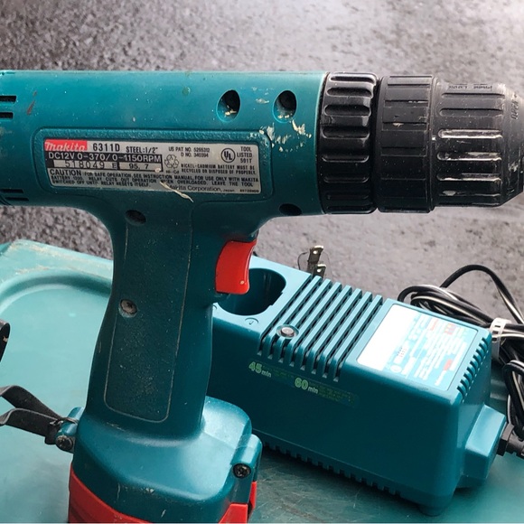 MAKITA 6311D DRILL. CHARGER AND BATTERIE USED TESTED - Picture 2 of 9